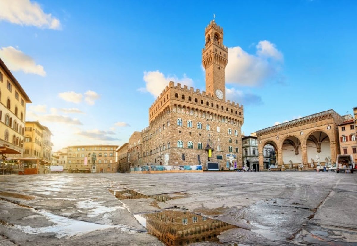 Piazza della Signoria square and Palazzo Vecchio skyline