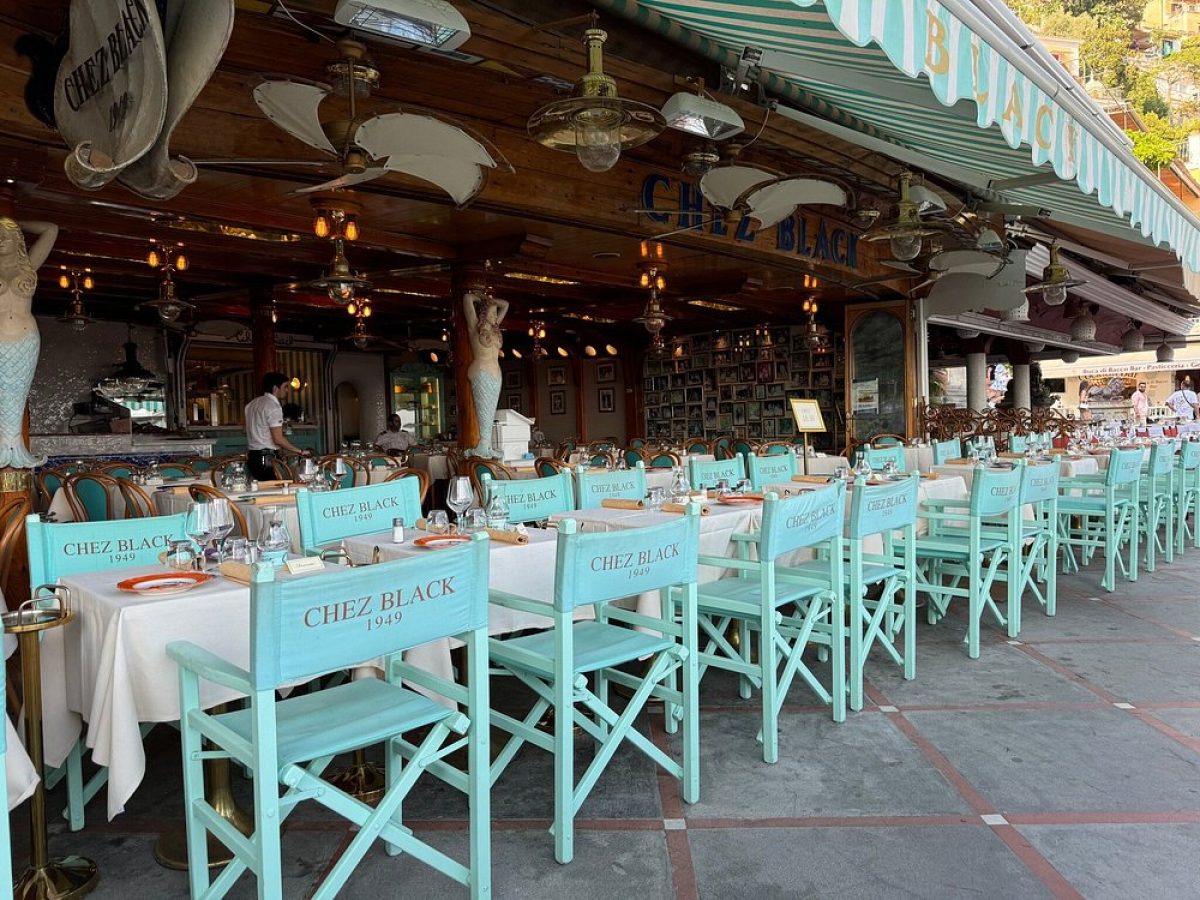 Exterior and outdoor seating at Chez Black, Positano