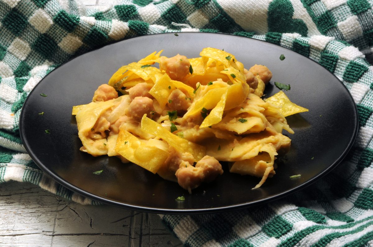 Close-up of the ciceri e tria pasta dish