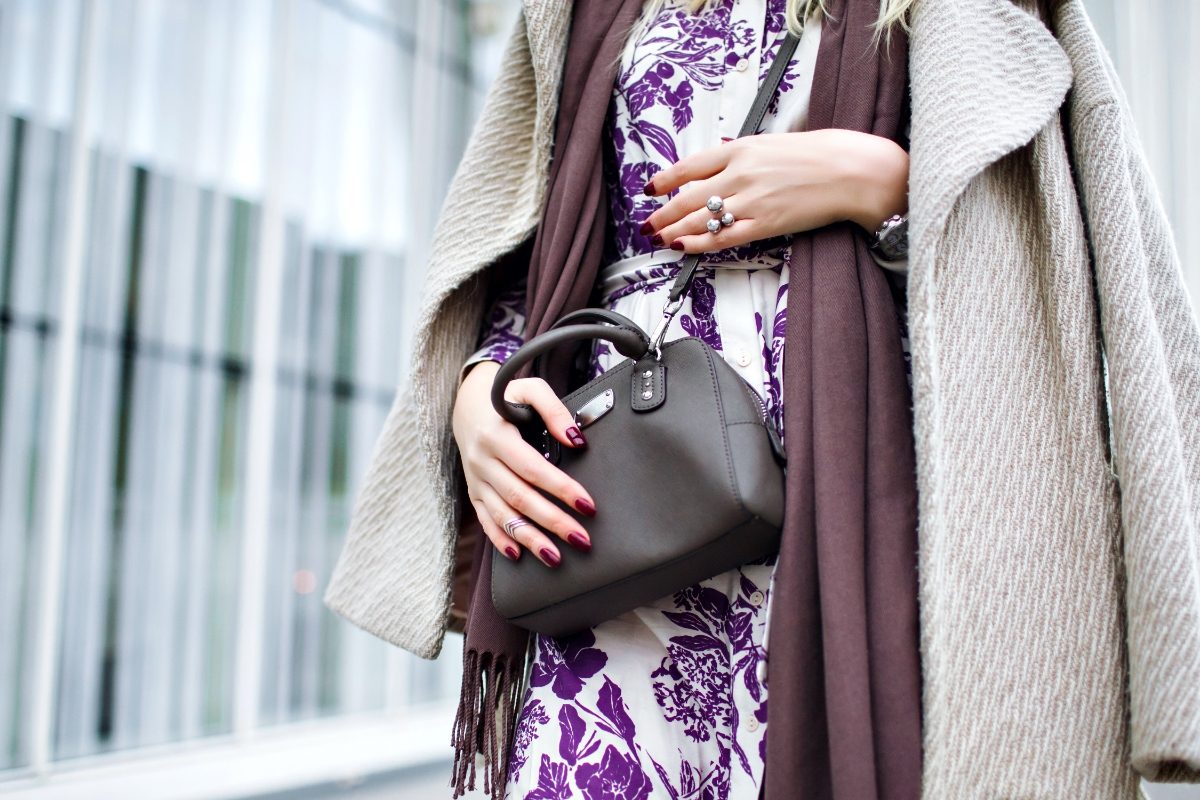 Woman wearing an elegant crossbody bag