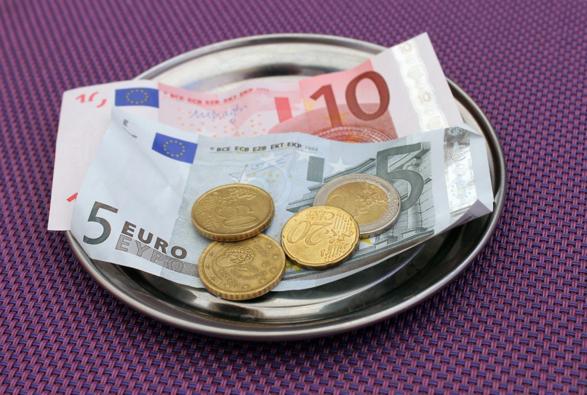 Plate with euro for tips