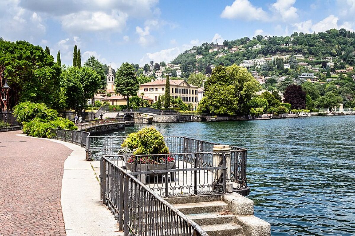 Stunning wedding venues overlooking Lake Como in Italy, featuring elegant architecture, lush gardens, and breathtaking views of the serene lake and surrounding mountains.