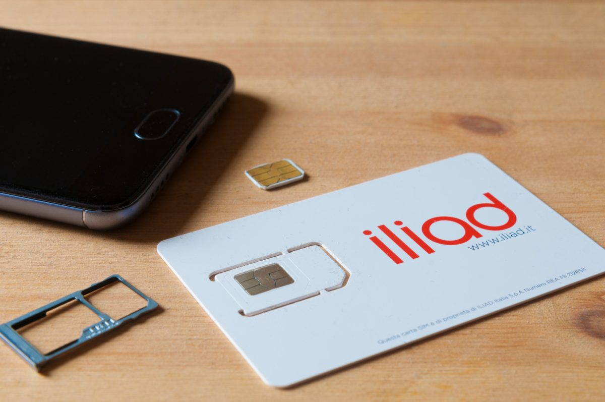 Close-up of Iliad sim card and a phone