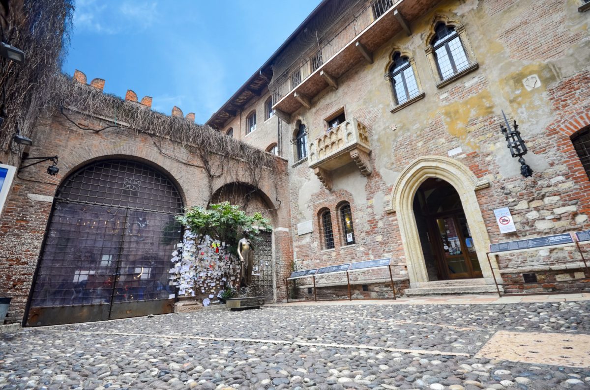 Juliet’s Balcony and the statue in Verona, Italy