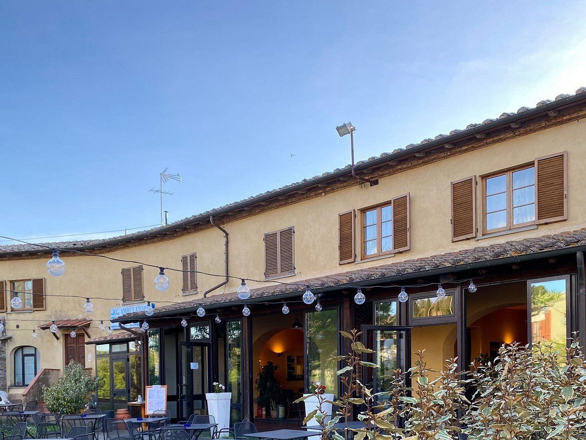 Exterior of the Paradiso Ristorante Pizzeria in Trequanda, Tuscany, Italy