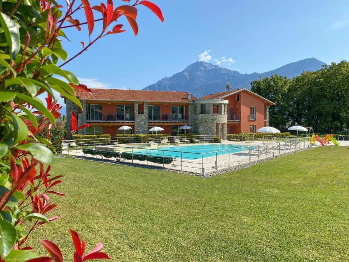 Exterior and pool of Residence Villa Paradiso in Italy