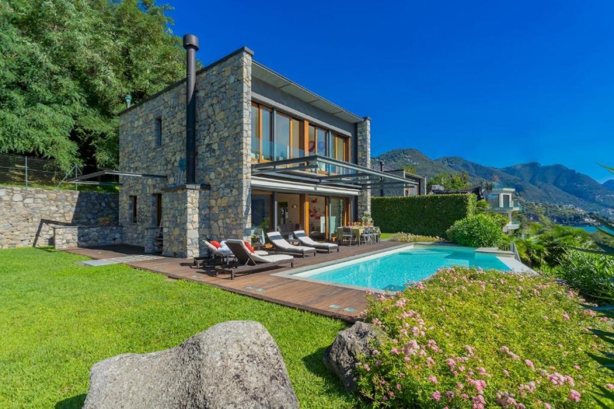 Exterior and pool of Villa Infinity Lake Como by Rent All Como