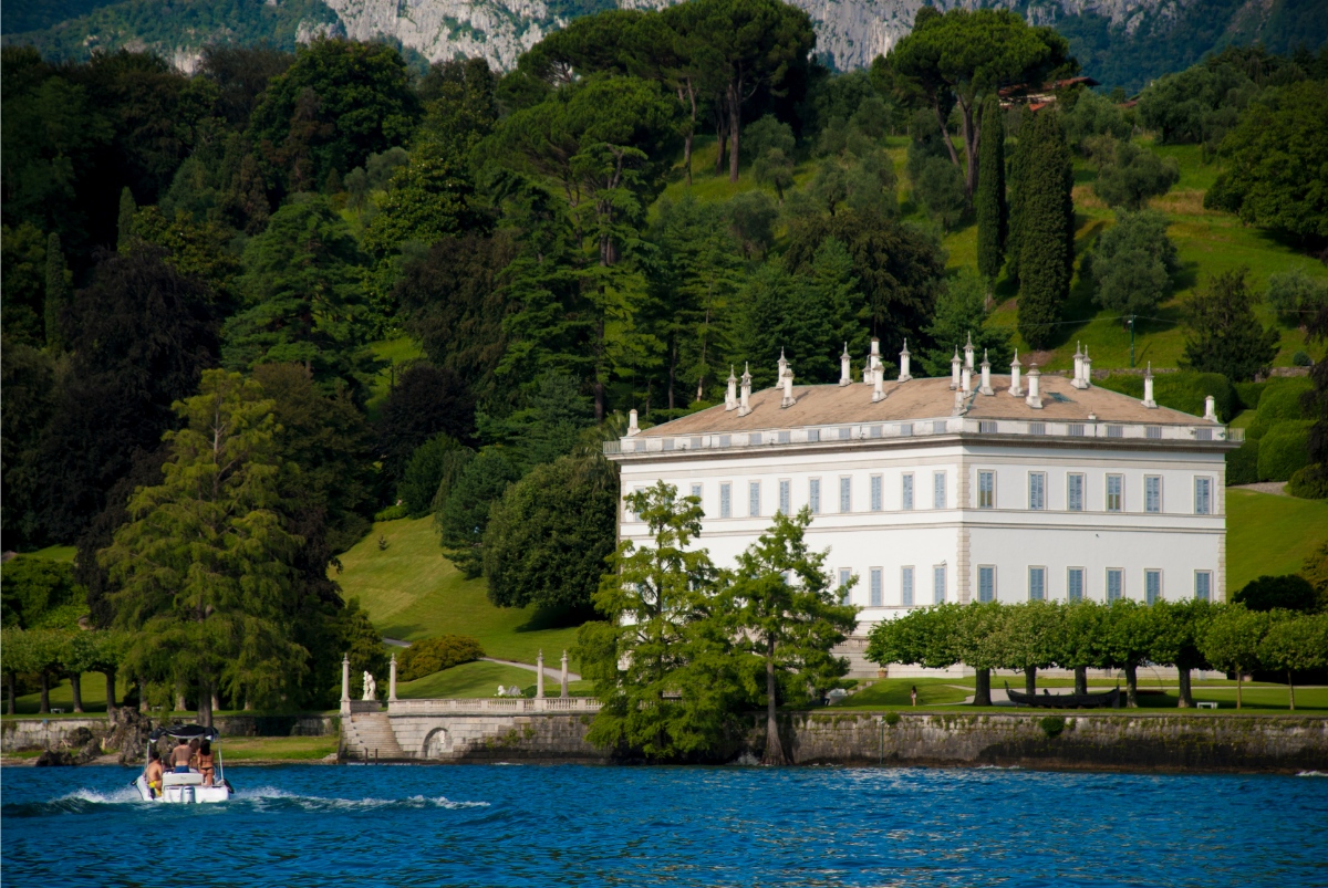 Building exterior of Villa Melzi d'Eril in Bellagio with Lake Como view