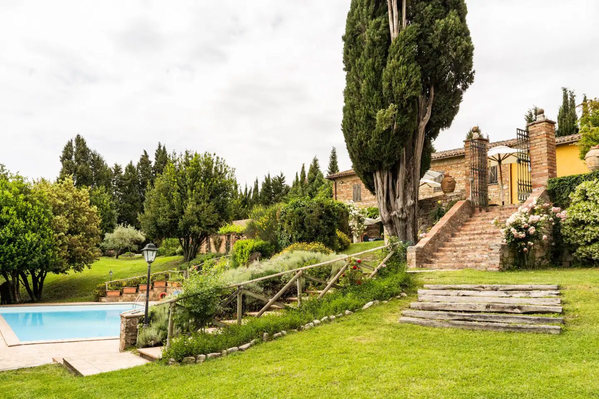 Villa Storica Il Broglino pool amenity and villa view